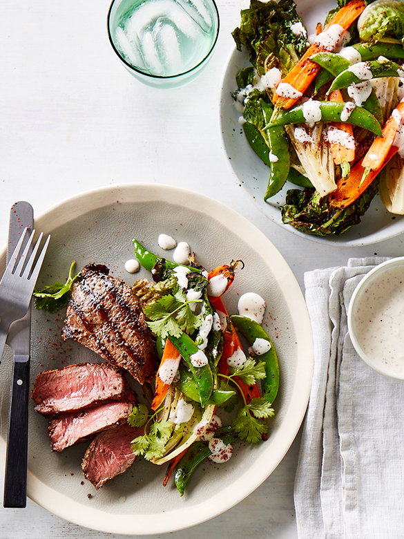 Barbecued pepper veal medallions with yoghurt